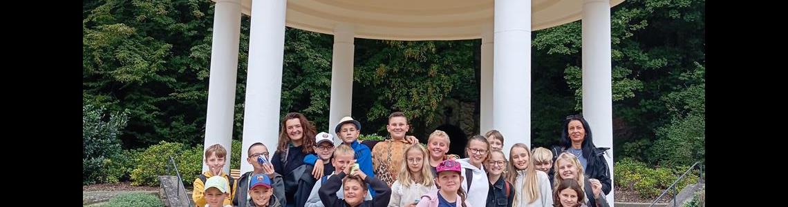 PROCHÁZKA MEZI STROMY